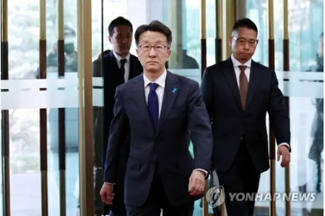 韓国外交部に入る日本大使館の熊谷直樹総括公使＝２８日、ソウル（聯合ニュース）