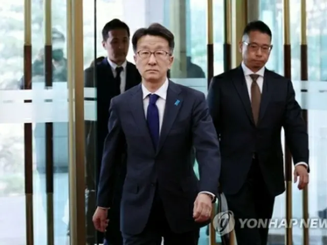 韓国外交部に入る日本大使館の熊谷直樹総括公使＝２８日、ソウル（聯合ニュース）