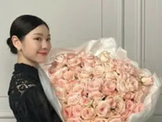 キム・ヨナ、誰からのプレゼント？…花よりも華麗なビジュアルを披露