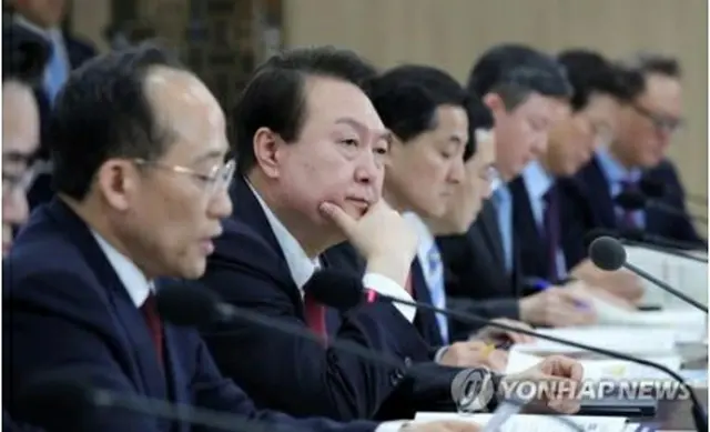 非常経済民生会議に出席した尹錫悦（ユン・ソクヨル）大統領（手前から3人目）、秋慶鎬（チュ・ギョンホ）経済副首相兼企画財政部長官（同2人目、大統領室通信写真記者団）＝29日、ソウル（聯合ニュース）