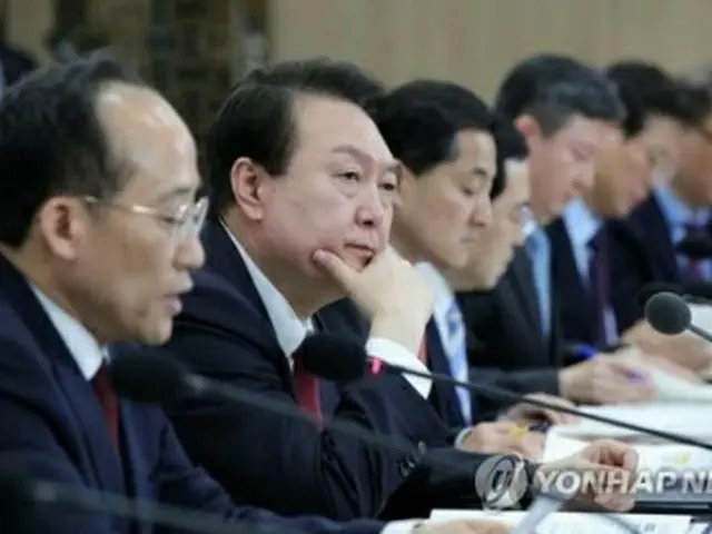 非常経済民生会議に出席した尹錫悦（ユン・ソクヨル）大統領（手前から3人目）、秋慶鎬（チュ・ギョンホ）経済副首相兼企画財政部長官（同2人目、大統領室通信写真記者団）＝29日、ソウル（聯合ニュース）