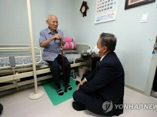 22年9月、徴用被害者の李さんは自宅で朴振・外交部長官と面会した＝（聯合ニュース）