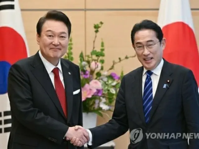 尹錫悦大統領（左）は16日に東京で岸田文雄首相と首脳会談を行った（資料写真）＝（聯合ニュース）