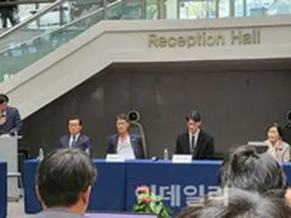 「5・18民主化運動」の被害者に会った全斗煥元大統領の孫、チョン・ウウォン氏＝韓国