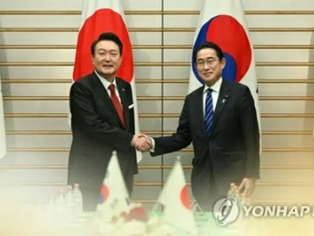 首脳会談で握手を交わす尹大統領（左）と岸田首相＝（聯合ニュースTV）