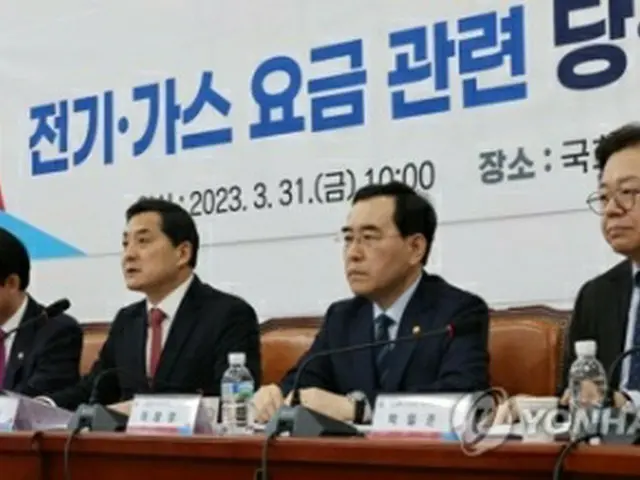 政府・与党の協議会で発言する朴政策委員会議長（左から３人目）＝３１日、ソウル（聯合ニュース）
