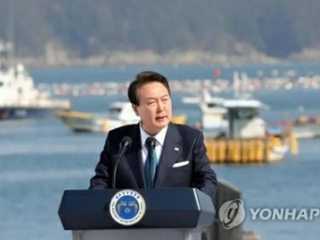 記念式典であいさつする尹大統領（大統領室通信写真記者団）＝３１日、統営（聯合ニュース）