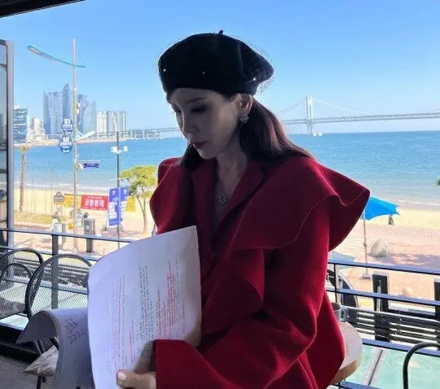 女優キム・ジョンウン、真っ赤なコートとピンヒールで放つ女優オーラ…昔から変わらぬ美貌（画像提供:wowkorea）