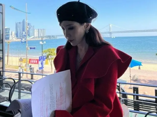 女優キム・ジョンウン、真っ赤なコートとピンヒールで放つ女優オーラ…昔から変わらぬ美貌（画像提供:wowkorea）