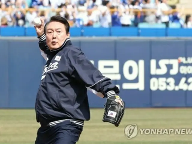 韓国プロ野球の開幕戦で始球式を行う尹大統領＝１日、大邱（聯合ニュース）