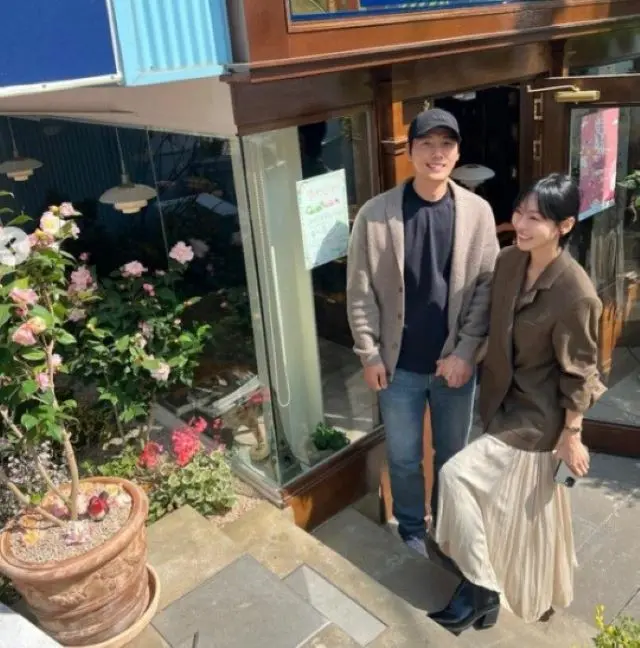 キム・ソヨン＆イ・サンウ、手をつないで春のデートを楽しむキュートな夫婦（画像提供:wowkorea）