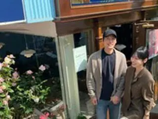 キム・ソヨン＆イ・サンウ、手をつないで春のデートを楽しむキュートな夫婦