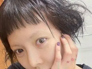 歌手ヒョナ、眉毛失踪でも美貌は変わらず…短く切られた前髪を完璧に消化