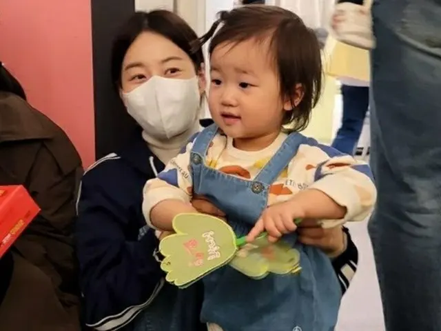 女優ハン・ジヘ、検事の夫とかわいい娘と「お花見」…見ているだけでも”ヒーリング”（画像提供:wowkorea）