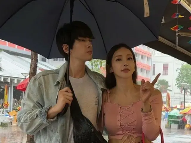 ”17歳差婚”歌手ミナ＆俳優リュ・フィリップ、新型コロナ明けの旅行先はシンガポール 「新婚夫婦のような初々しさ」（画像提供:wowkorea）
