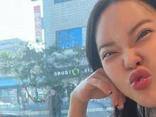 歌手ペク・チヨン、スイーツデートのお相手は？小さな手の正体は愛娘