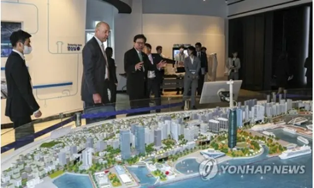 万博会場予定地の説明を受ける調査団のメンバー（共同取材）＝５日、釜山（聯合ニュース）
