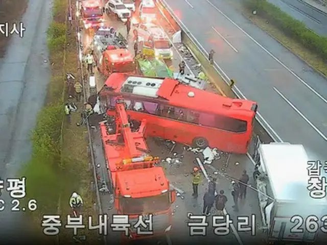 韓国・驪州高速道路で観光バスが逆走し貨物車3台と衝突…1人心肺停止、3人負傷（画像提供:wowkorea）