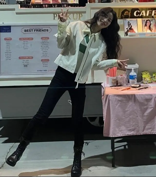 “俳優イ・ドヒョンと交際中”女優イム・ジヨン、スタッフからのおやつカーに感謝…愛されオーラ？幸せな笑顔輝く（画像提供:wowkorea）