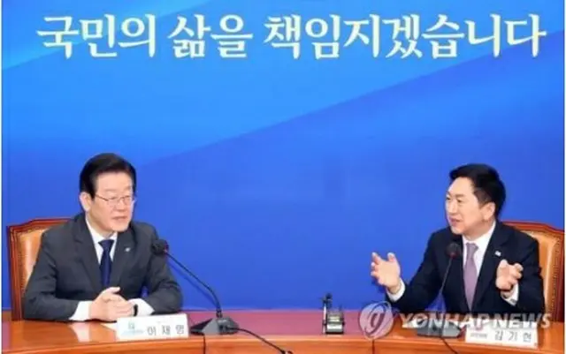 韓国の与党「国民の力」の金起炫代表（右）と最大野党「共に民主党」の李在明代表（資料写真）＝（聯合ニュース）