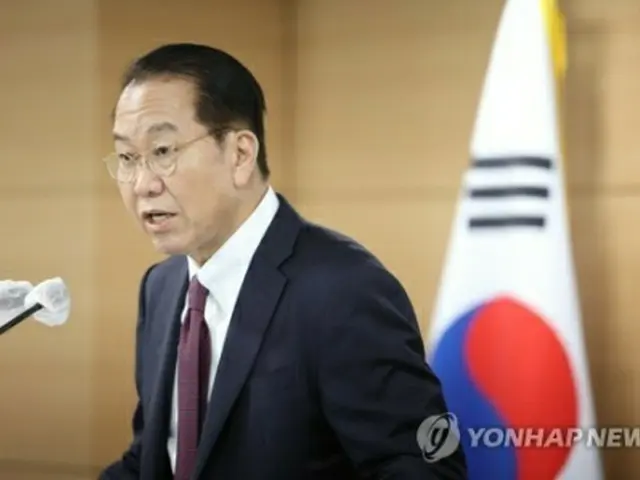 声明を発表する権寧世長官=11日、ソウル(聯合ニュース)