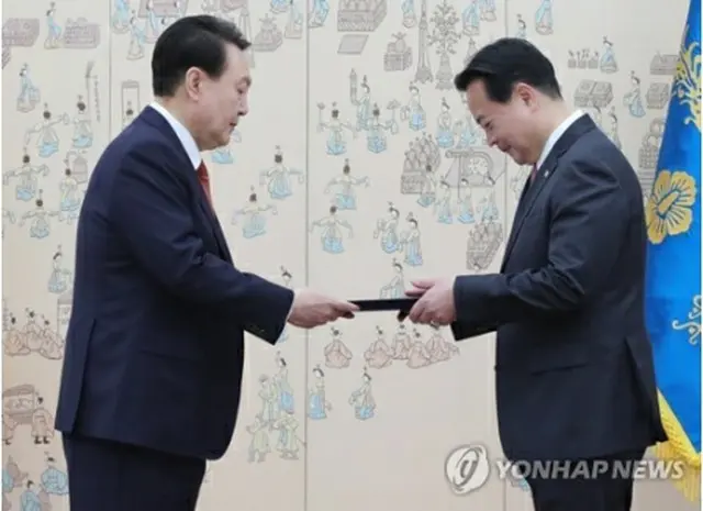 ソウル・竜山の大統領庁舎で趙駐米大使（右）に信任状を手渡す尹大統領（大統領室通信写真記者団）＝12日、ソウル（聯合ニュース）