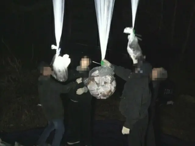 脱北者団体の関係者が9日、北朝鮮に向け、大型風船でビラを飛ばしている(自由北韓放送提供)=(聯合ニュース)≪転載・転用禁止≫