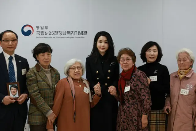 「あまりにも遅くなってごめんなさい」…金大統領夫人、北朝鮮拉致被害者、抑留者家族を慰労訪問＝韓国報道（画像提供:wowkorea）