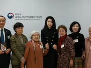 「あまりにも遅くなってごめんなさい」…金大統領夫人、北朝鮮拉致被害者、抑留者家族を慰労訪問＝韓国報道