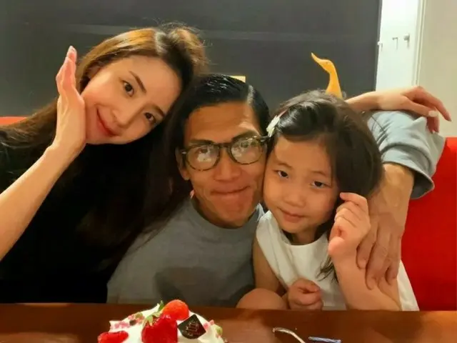 「god」パク・チュニョン、美しい元CAの妻とかわいい娘を公開(画像提供:wowkorea)