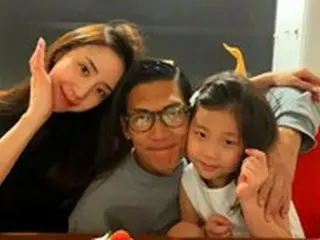 「god」パク・チュニョン、美しい元CAの妻とかわいい娘を公開
