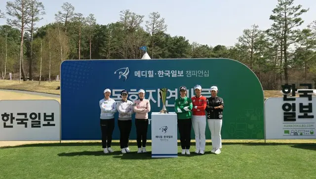 優勝カップを前に出場選手イム・ヒジョン、イ・ダヨン、パク・ミンジ、パク・キヨン、キム・ジェヒ、イ・ダヨンがセレモニーをおこなっている。（画像提供:wowkorea）