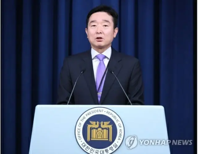 会見を行う大統領室の李度運（イ・ドウン）報道官=１４日、ソウル（聯合ニュース）