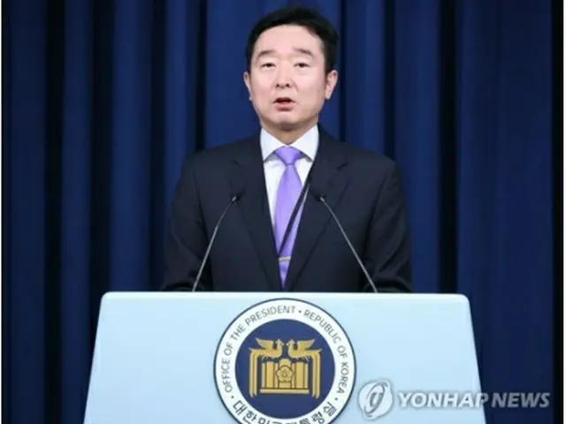 会見を行う大統領室の李度運（イ・ドウン）報道官=１４日、ソウル（聯合ニュース）
