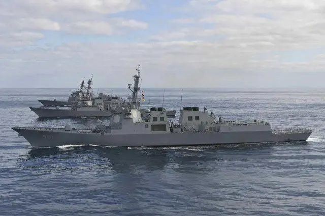 前から、韓国海軍イージス駆逐艦「世宗大王」、米海軍イージス駆逐艦「バリー」、日本の海上自衛隊イージス駆逐艦「あたご」（画像提供:wowkorea）