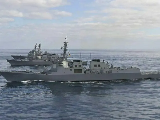 前から、韓国海軍イージス駆逐艦「世宗大王」、米海軍イージス駆逐艦「バリー」、日本の海上自衛隊イージス駆逐艦「あたご」（画像提供:wowkorea）