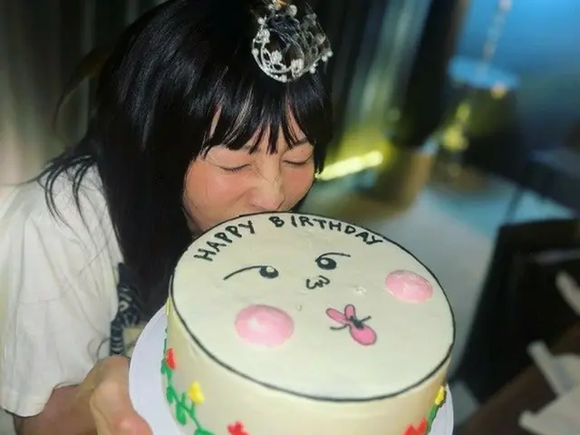 誕生日を迎え、娘イ・ジニから祝福を受けたファン・シネ。（画像提供:wowkorea）