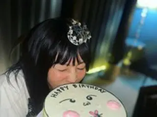 女優ファン・シネ、誕生日を迎えた若いママ…娘イ・ジニと感動パーティー