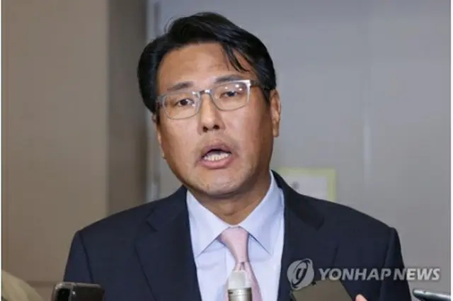 仁川国際空港で取材に応じる金泰孝（キム・テヒョ）国家安保室第１次長＝１５日、仁川（聯合ニュース）
