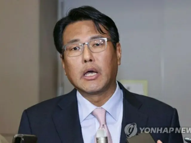 仁川国際空港で取材に応じる金泰孝（キム・テヒョ）国家安保室第１次長＝１５日、仁川（聯合ニュース）