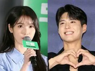 “菜の花畑で見つめ合う”IU（アイユー）＆パク・ボゴム、ドラマ撮影中をキャッチ…制服姿の目撃談が話題