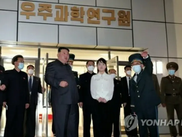 金正恩氏は18日、娘を伴って国家宇宙開発局を訪れた=(朝鮮中央テレビ=聯合ニュース)≪転載・転用禁止≫
