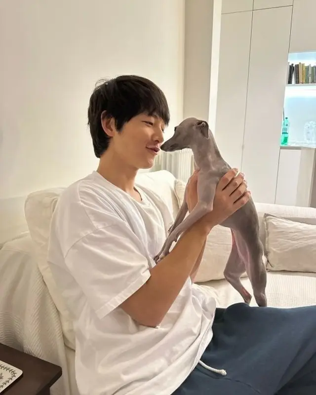 俳優ソン・ジュンギ、ラフすぎる格好でペット犬と撮影（画像提供:wowkorea）