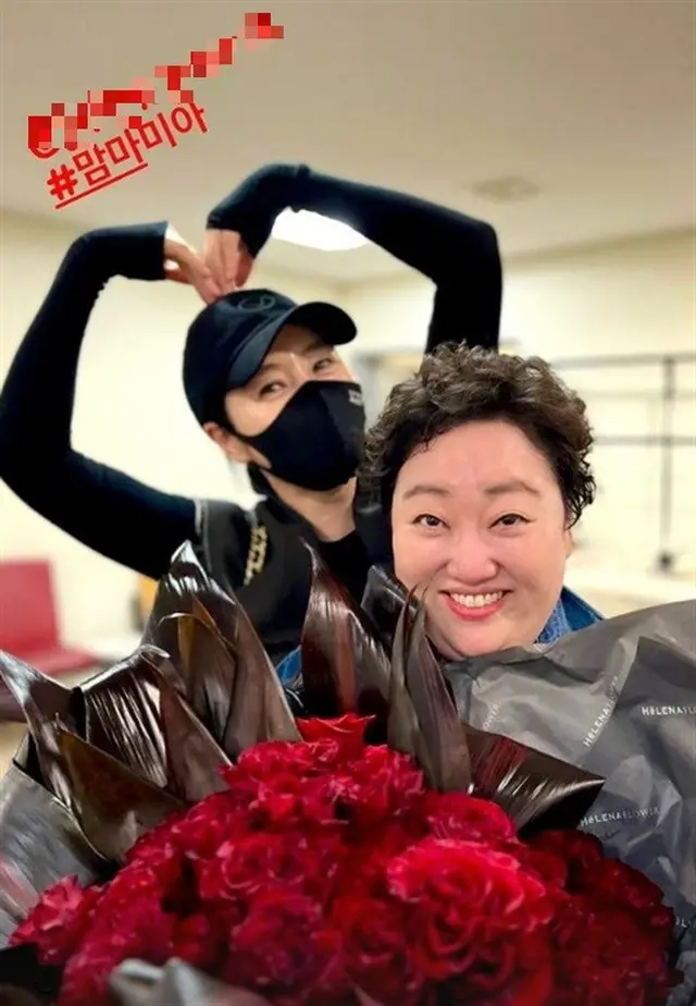 女優キム・ヘス、親友パク・ジュンミョンの公演観覧…「シュルプ」の友情は進行形（画像提供:wowkorea）