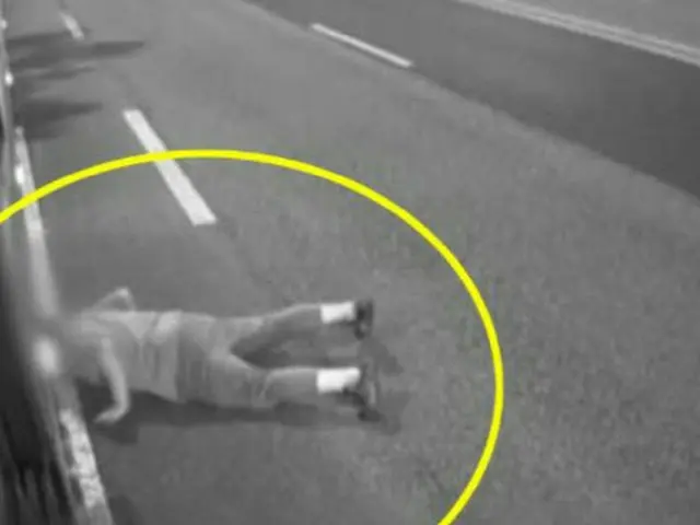 停車したバスの下にもぐり込んだ男性、運転手の怒鳴り声に逃げ去る…その目的は＝韓国報道（画像提供:wowkorea）