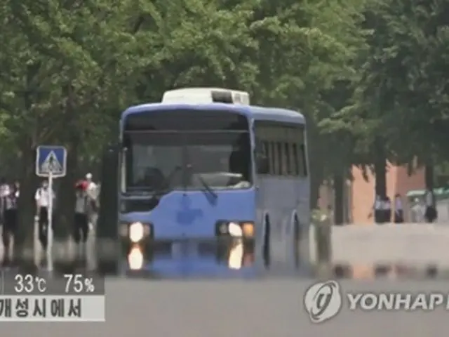 北朝鮮メディアが報じたバスの映像。開城工業団地への通勤用バスと推定される=(朝鮮中央テレビ=聯合ニュース)≪転載・転用禁止≫