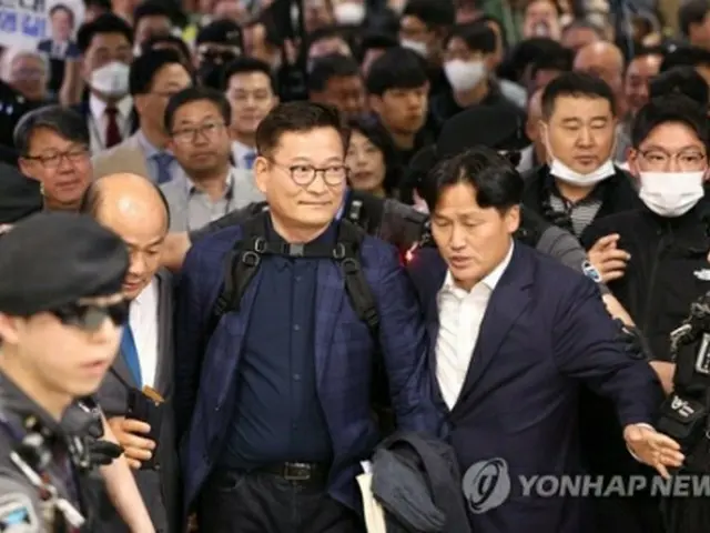 報道陣らに囲まれながら到着ロビーを後にする宋氏＝２４日、仁川（聯合ニュース）