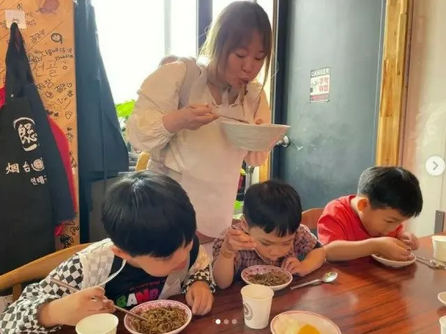 お笑い芸人チョン・ジュリ、食事も立って食べる4人の息子の母(画像提供:wowkorea)