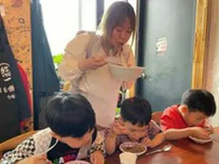 お笑い芸人チョン・ジュリ、食事も立って食べる4人の息子の母