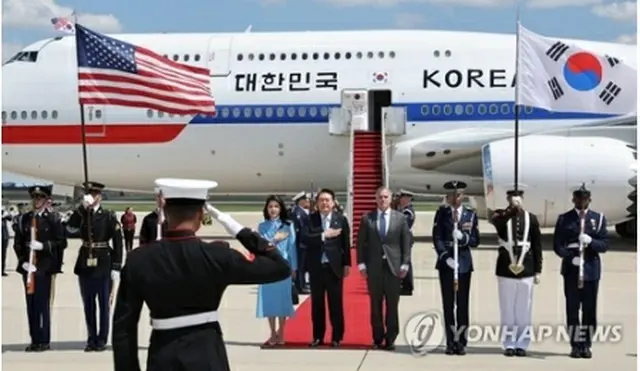 米ワシントン郊外のアンドルーズ空軍基地に到着した尹大統領夫妻＝24日、ワシントン（聯合ニュース）